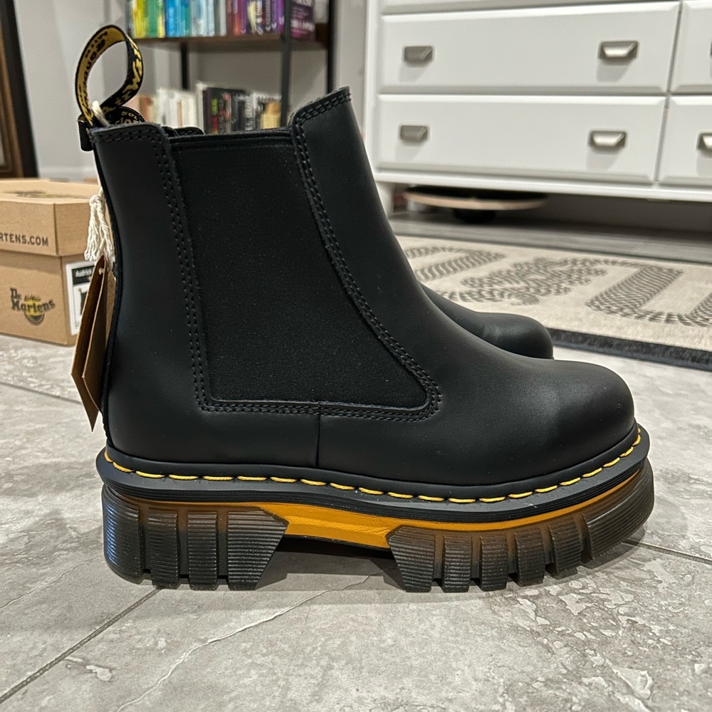 Dr. Martens Doc Martens Audrick Chelsea Black Boots - Picture 2 of 9